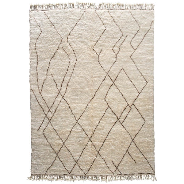 Teppich zeigt geometrische Linienmuster auf hellem Hintergrund mit Fransen oben und unten.