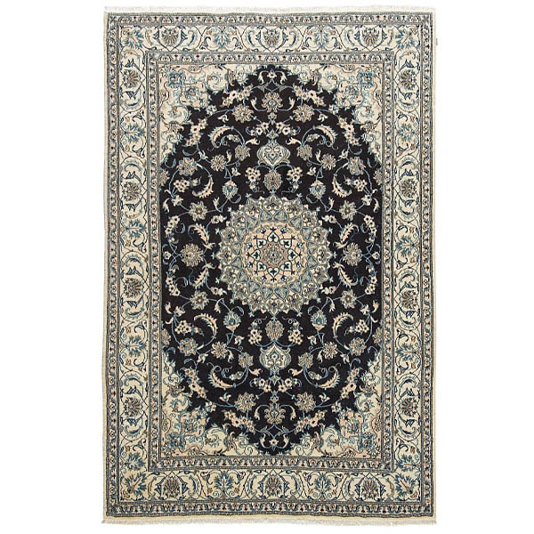 Teppich zeigt florales Muster mit zentralem Medaillon auf dunklem ovalem Grund und hellem Rahmen.