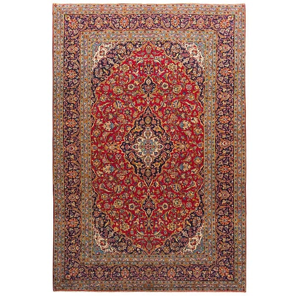 Orientalischer Teppich zeigt florales Muster mit rotem Mittelteil und mehrfarbigem Rand.