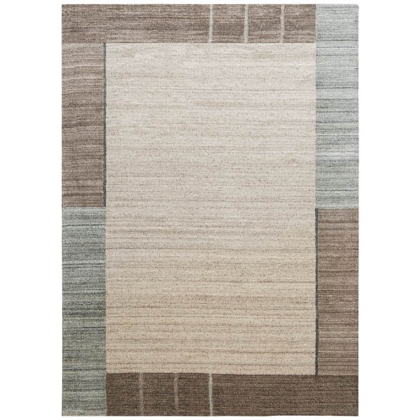 Rechteckiger Teppich zeigt zentrales helles Feld, umgeben von braunen und grauen geometrischen Streifen.