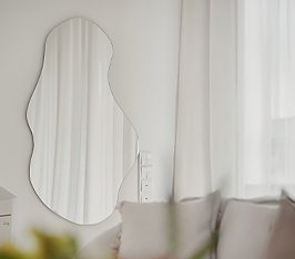 Moderner Spielgel in organischer Form im Wohnzimmer