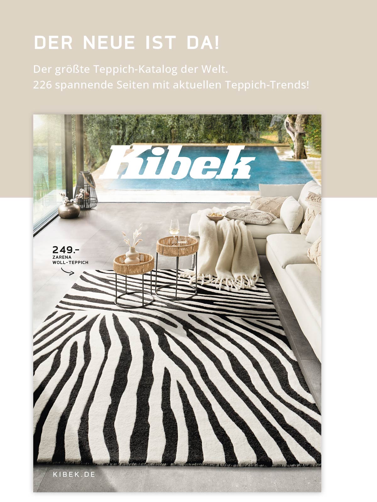 "Zebra gemusterter Teppich liegt im Wohnzimmer vor Sofa, Tischen und Pool im Hintergrund.   ZARENA WOLL-TEPPICH"