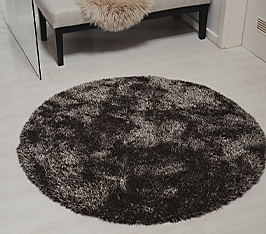 Brauner runder Teppich im Flur