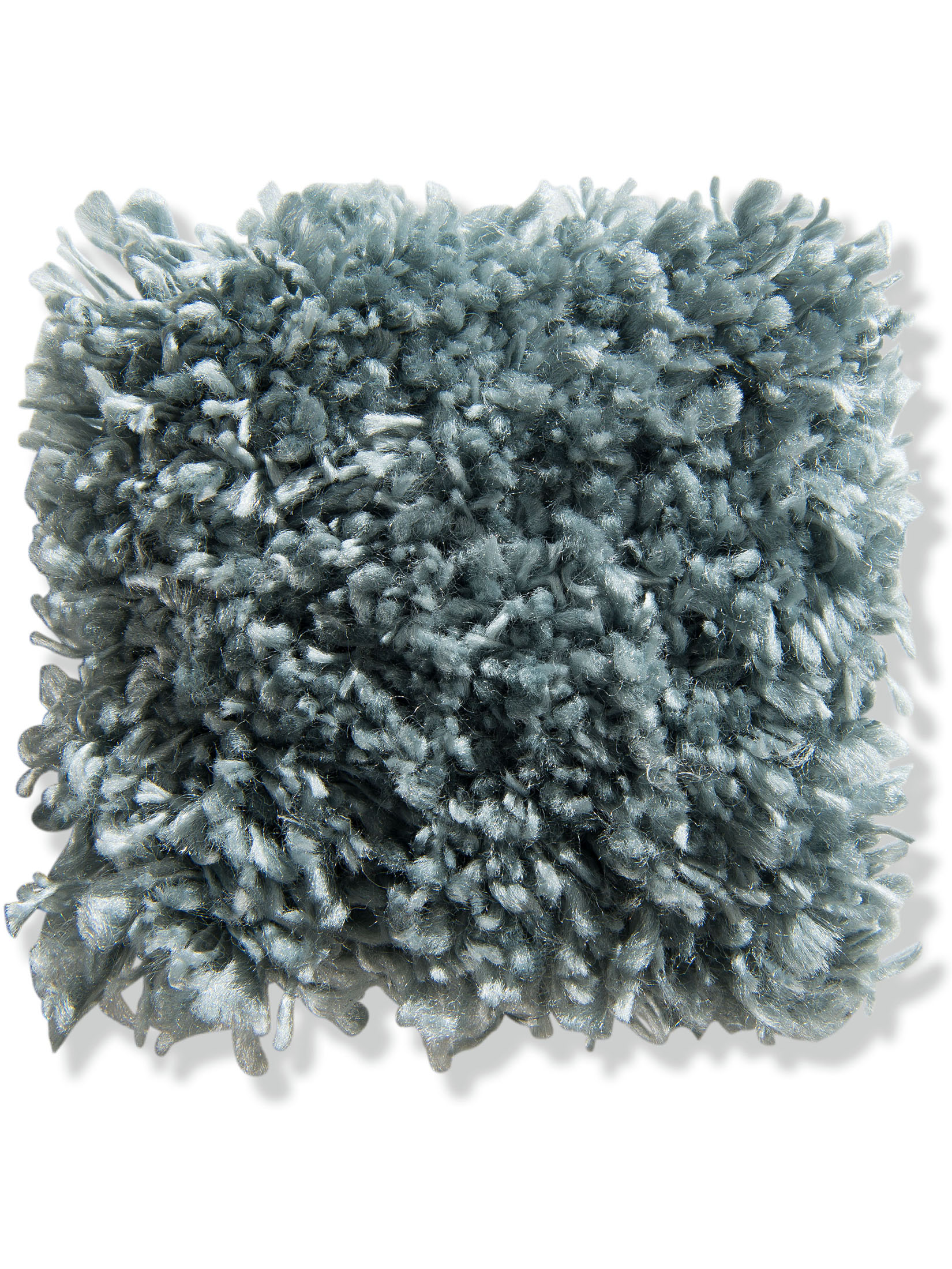 Grau-blauer Teppichflor mit dichtem, unregelmäßigem Flor auf weißem Hintergrund.