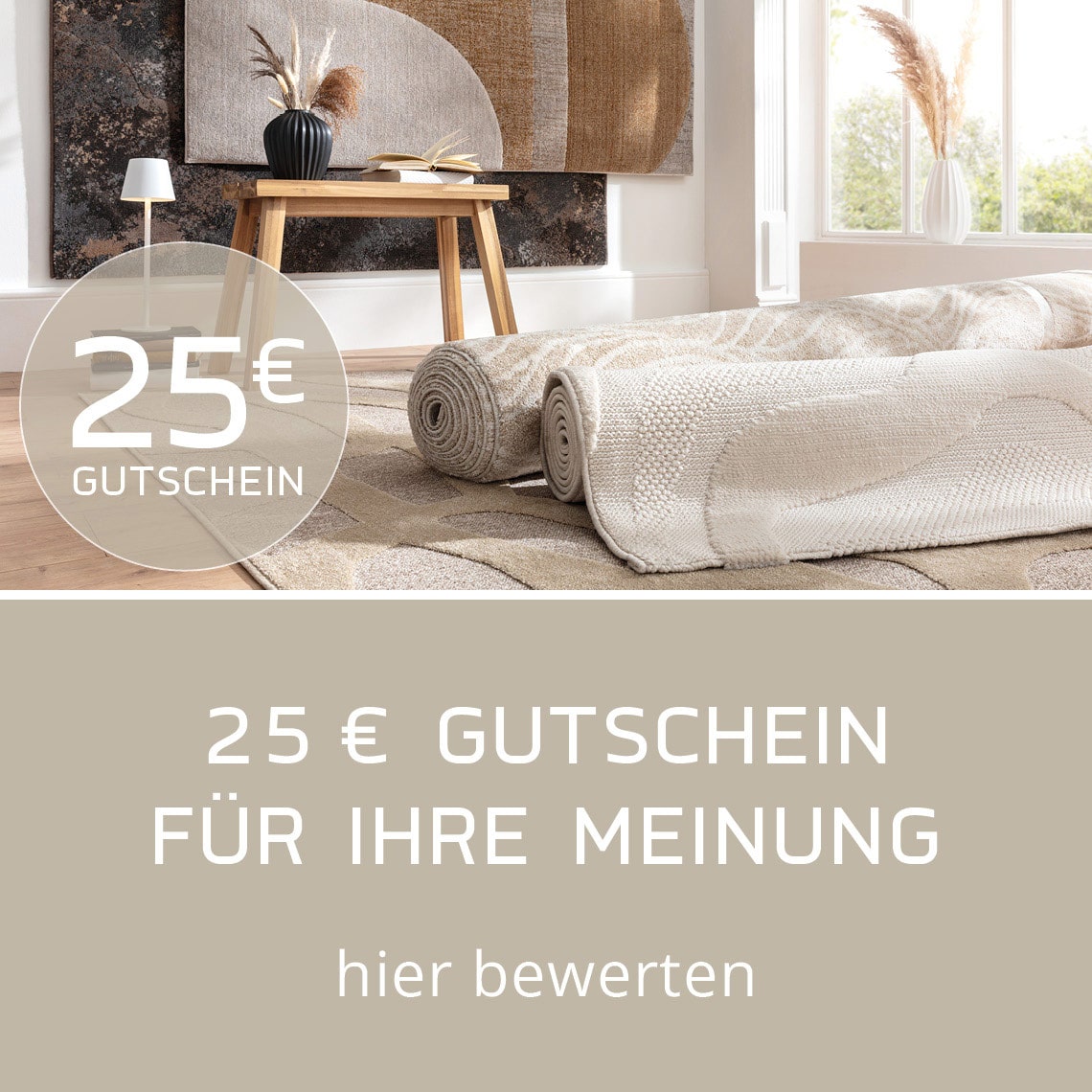 Zwei Teppiche liegen gerollt auf Boden, daneben Tisch mit Vase; Text: "25€ Gutschein für Ihre Meinung hier bewerten".