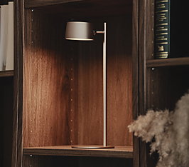 Moderne kupferfarbene Lampe im Esszimmer