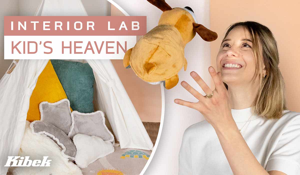 Frau wirft Plüschhund in Luft, im Hintergrund Zelt mit Kissen; Text: INTERIOR LAB KID'S HEAVEN Kibek