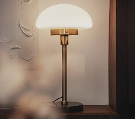 Elegante Lampe in Schwarz-Gold im Esszimmer