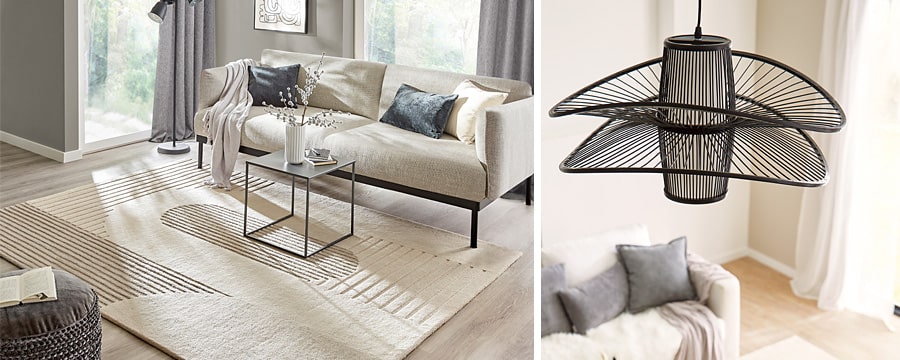 Beige Couch sitzt mit Kissen und Decke in hellem Wohnzimmer, daneben schwarze Deckenlampe hängt.