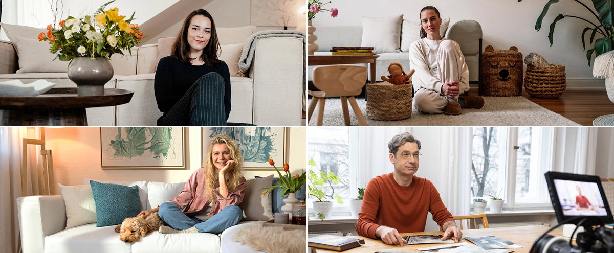 Vier Personen sitzen entspannt drinnen, umgeben von Sofa, Teppich, Pflanzen und Büchern.