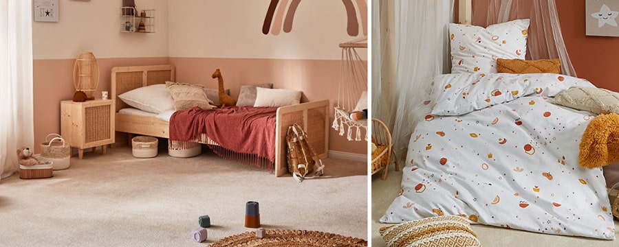 Kinderbett steht mit Kissen und Decke in einem Zimmer mit pastellfarbenen Wänden und Teppichboden.