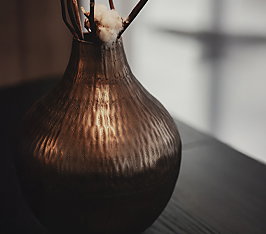 Stilvolle braune Vase im Esszimmer