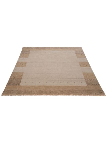 Teppich zeigt rechteckiges Muster in Beige- und Brauntönen auf weißem Hintergrund.