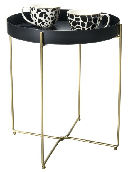 Zwei Tassen mit schwarz-weißem Muster stehen auf einem runden, schwarzen Tisch mit goldenen Beinen.