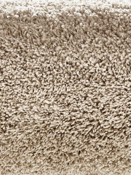 Beiger Teppich mit dichter, flauschiger Textur in Nahaufnahme