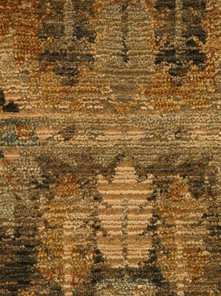 Teppich zeigt abstraktes Muster in Braun-, Beige- und Gelbtönen auf Textiloberfläche.
