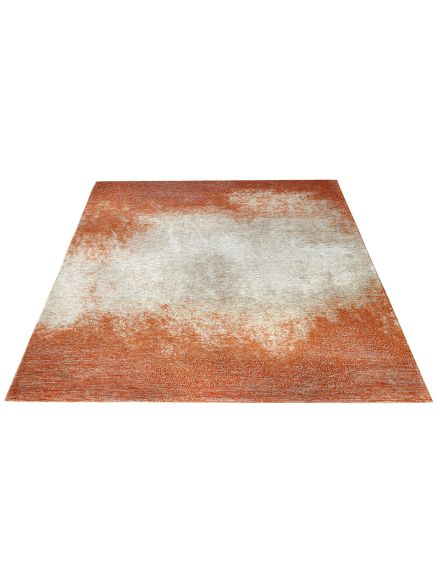 Rechteckiger Teppich mit unregelmäßiger weißer und orange-roter Musterung auf hellem Hintergrund.