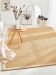 Teppich im Wohnzimmer mit Holztisch und Tasse. Dekoration: Bilder, Vase, Kissen, Korb, Spiegel.