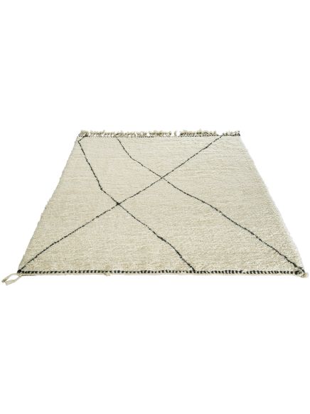 Beiger Teppich mit schwarzen Linien bildet ein großes X, liegt auf weißem Hintergrund.