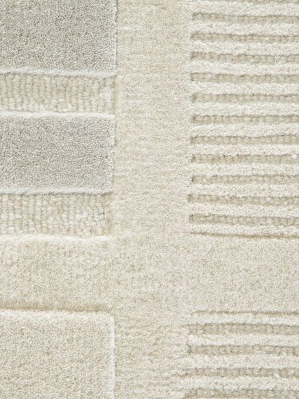 Teppich zeigt verschiedene strukturierte beige und cremefarbene Muster in quadratischer Anordnung.