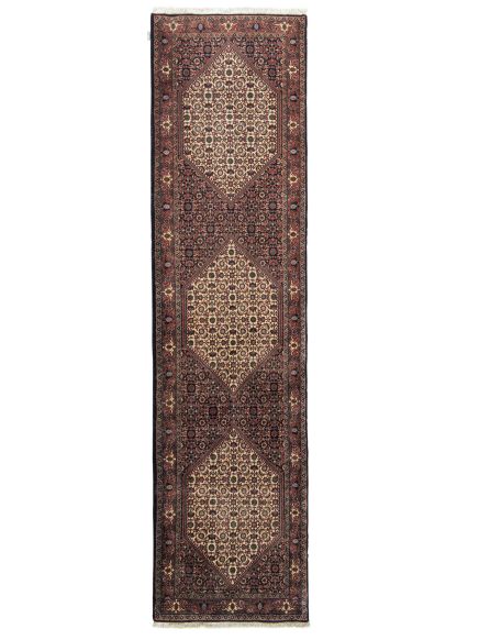 Läuferteppich mit drei großen, hellen Rauten und floralen Mustern auf dunklem Grund.
