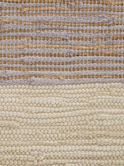 Gewebtes Textil zeigt beige und lila Streifen, Nahaufnahme, kein Text enthalten.
