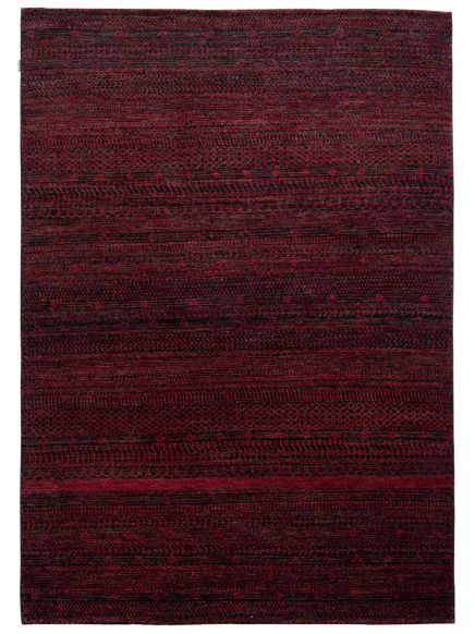 Roter Teppich zeigt dunkle, geometrische Muster in horizontalen Streifen auf neutralem Hintergrund.