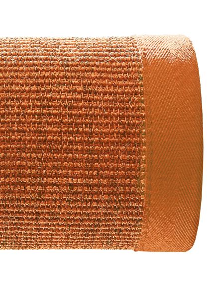 Geklöppelte Bandage rollt sich auf, einfärbig orange, auf weißem Hintergrund.