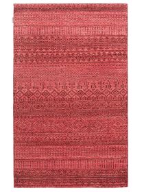 Roter Teppich zeigt verschiedene geometrische Muster in horizontalen Streifen auf hellem Hintergrund.