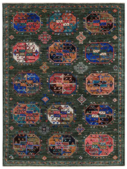 Teppich zeigt bunte geometrische Muster mit 15 farbigen Oktaedern auf grünem Hintergrund.