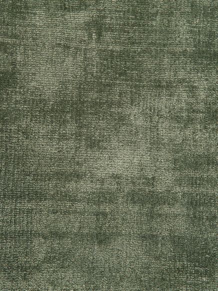 Teppich zeigt strukturiertes, dunkelgrünes Muster mit unregelmäßiger Maserung und Relief.