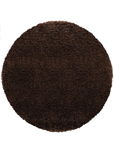 Runder dunkelbrauner Teppich mit dichtem, flauschigem Flor auf weißem Hintergrund.