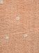 Karpet rötlich orange mit drei kleinen weißen Flecken, Nahaufnahme, Teppichstruktur sichtbar.
