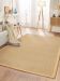 Beiger Teppich liegt auf Holzboden in hellem Wohnzimmer mit Sofa, Lampe und Kommode.