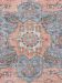 Orientalischer Teppich zeigt geometrisches und florales Muster in Blau und Orange.