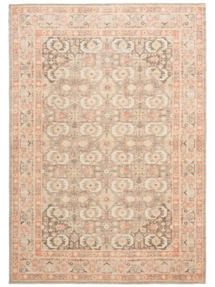 Teppich zeigt symmetrisches florales Muster in Beige, Braun und Orange in rechteckigem Rahmen.