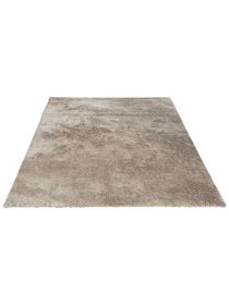 Quadratischer Teppich liegt flach auf weißem Hintergrund, hellbraune Farbe, weiche Struktur.