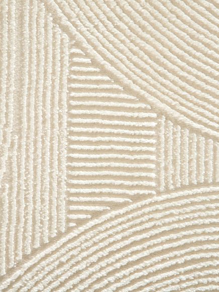 Beige Teppich mit weißen gestreiften, geometrischen Mustern in einem abstrakten Design.