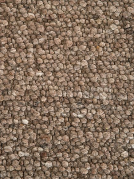 Braun melierter Teppich mit dichten, kleinen, geknüpften Schlaufen in Nahaufnahme.