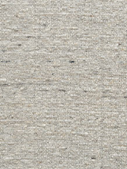 Strukturierter, fein gewebter Stoff in cremeweiß mit kleinen schwarzen und beigen Einsprengseln.