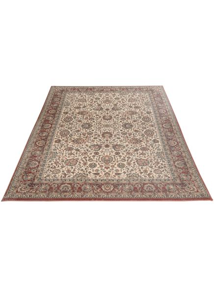 Teppich liegt flach, zeigt florales Ornamente in Rot, Beige und Grün vor weißem Hintergrund.