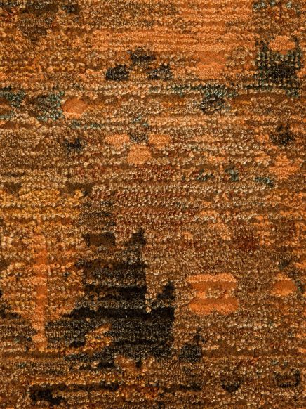 teppich mit unregelmäßigem geometrischen muster in braun- und orangetönen