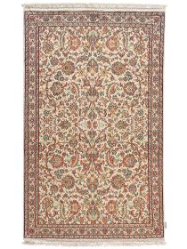 Orientteppich zeigt florales Muster mit roten, blauen und grünen Akzenten auf beige Hintergrund