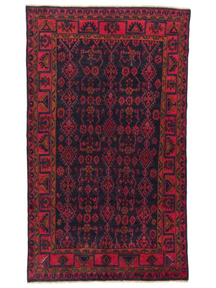 Teppich zeigt rote und schwarze geometrische Muster mit Blumenmotiven auf hellem Hintergrund.