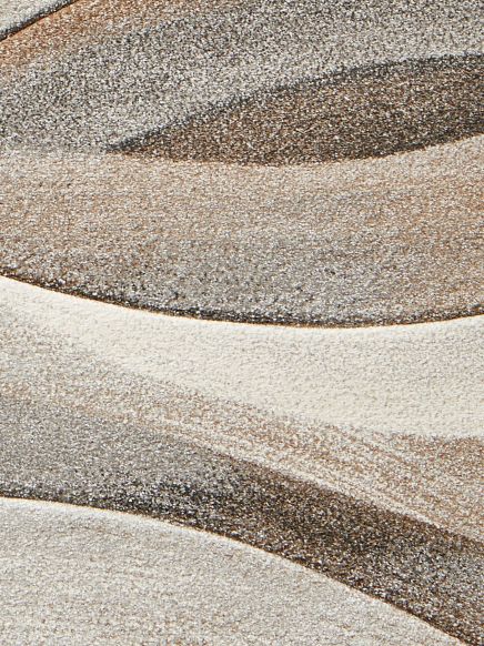 Teppich zeigt abstrakte Wellenmuster in Beige-, Grau- und Brauntönen auf glattem Untergrund.