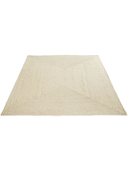 Quadratischer Teppich liegt flach, hellbeige Farbe, einfache Struktur, neutraler Hintergrund.