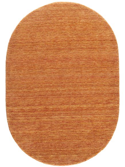 Ovaler Teppich in orange mit feiner melierter Textur vor weißem Hintergrund.