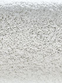 Weißes, flauschiges Textil mit dichtem, lockigem Muster, Nahaufnahme einer Oberfläche.