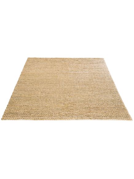 Quadratischer Teppich liegt flach, grob gewebt, naturfarbener Hintergrund ohne weitere Objekte.
