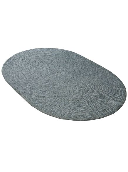 oval geformter blau-grauer Teppich liegt flach auf weißem Hintergrund